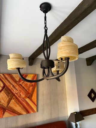 Lámpara de forja con tulipas de cristal rusticas.