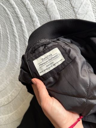 Chaqueta Bomber Negra Bershka con Parches