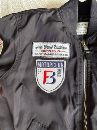 Chaqueta Bomber Negra Bershka con Parches