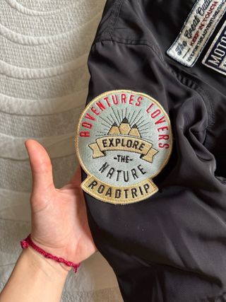 Chaqueta Bomber Negra Bershka con Parches