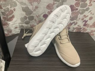 Nuove scarpe da ginnastica beige da donna