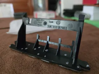 Emblema VW Golf R32 V Delantero Original