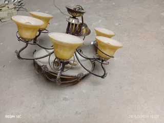 Lámpara de techo dorada y amarilla