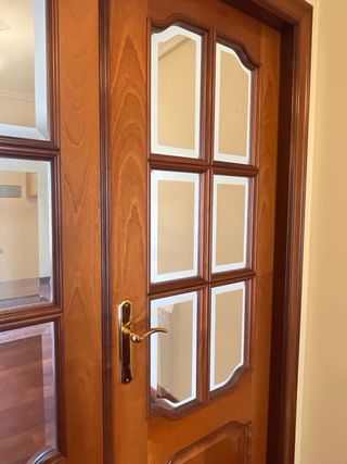 Puerta de madera maciza