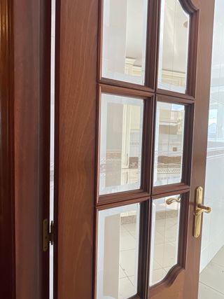 Puerta de madera maciza