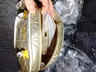 Bolso Guess Mildred Bowler Dorado EXPOSICION
