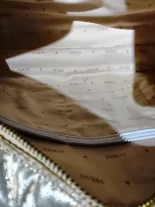 Bolso Guess Mildred Bowler Dorado EXPOSICION