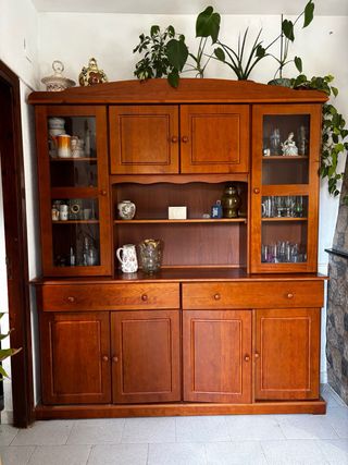 Mueble de madera para vajilla