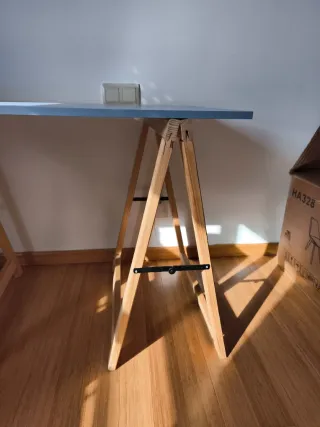 Mesa auxiliar azul y madera