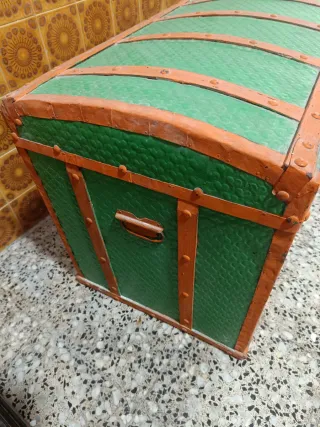 Baúl antiguo verde y naranja