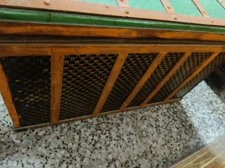 Baúl antiguo verde y naranja