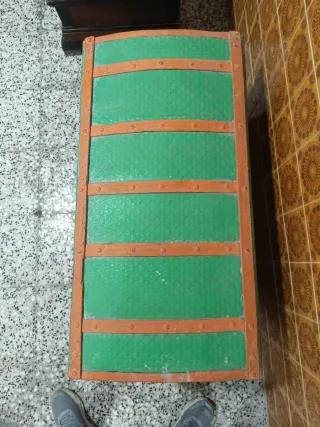 Baúl antiguo verde y naranja