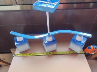 Lámpara de techo azul y blanca