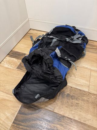 Mochila de trekking negra y azul