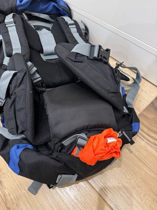 Mochila de trekking negra y azul