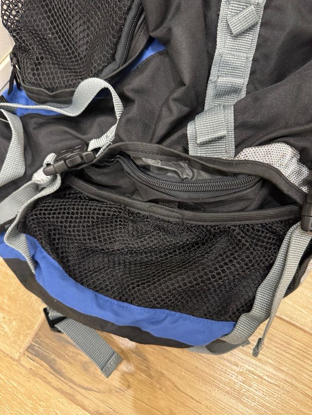 Mochila de trekking negra y azul