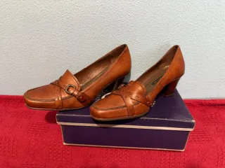 Zapatos de tacón marrones para mujer