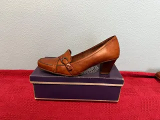 Zapatos de tacón marrones para mujer