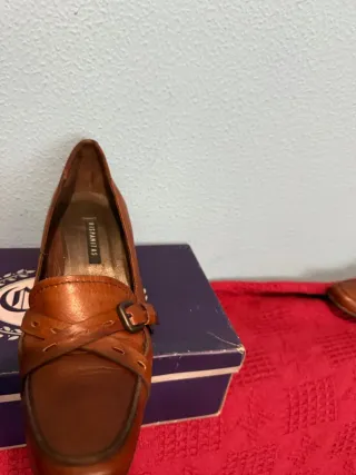 Zapatos de tacón marrones para mujer