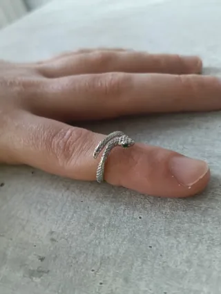 Anello serpente regolabile con pietra verde