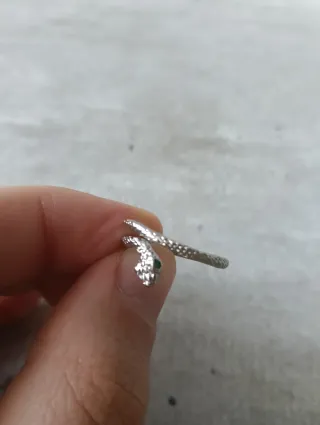 Anello serpente regolabile con pietra verde