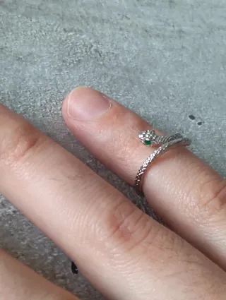 Anello serpente regolabile con pietra verde