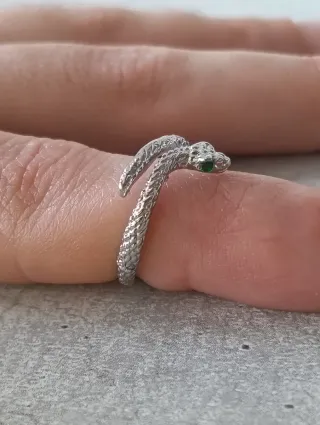 Anello serpente regolabile con pietra verde