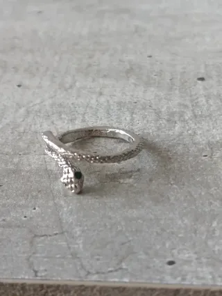 Anello serpente regolabile con pietra verde