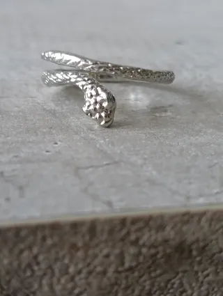 Anello serpente regolabile con pietra verde