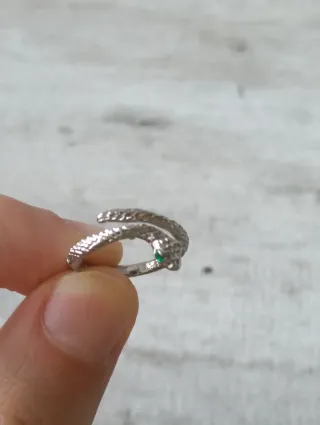 Anello serpente regolabile con pietra verde