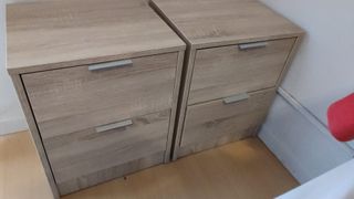 Mesita de noche de madera color beige/marrón