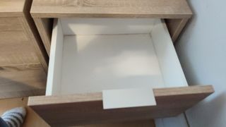 Mesita de noche de madera color beige/marrón