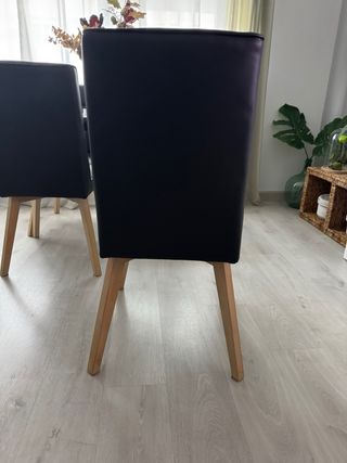 Sillas de salón negras y marrones