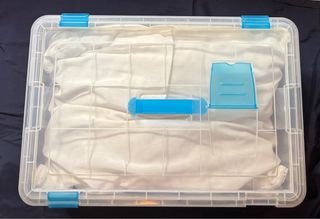 Cajas de plástico verdes y azules