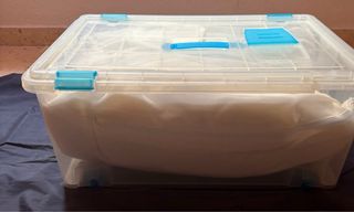 Cajas de plástico verdes y azules