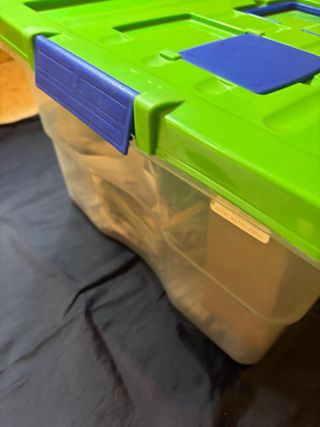 Cajas de plástico verdes y azules