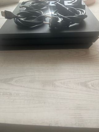 PS4 Pro + 2 Mandos + Soporte de Carga + Cables