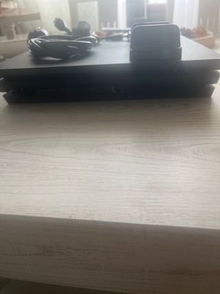 PS4 Pro + 2 Mandos + Soporte de Carga + Cables