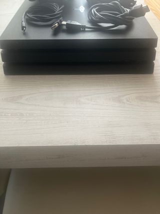 PS4 Pro + 2 Mandos + Soporte de Carga + Cables