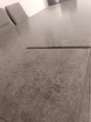 Mesa de comedor moderna color piedra y cristal