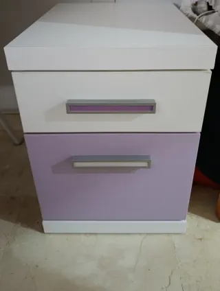 Mesita de noche blanca y morada