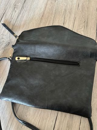 Bolso de mano tipo sobre negro