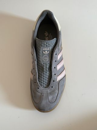 Zapatillas Adidas Gazelle grises y rosas
