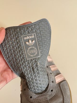 Zapatillas Adidas Gazelle grises y rosas