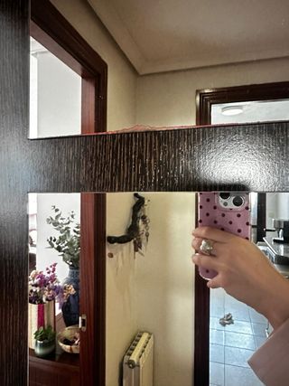 Mueble recibidor de madera.