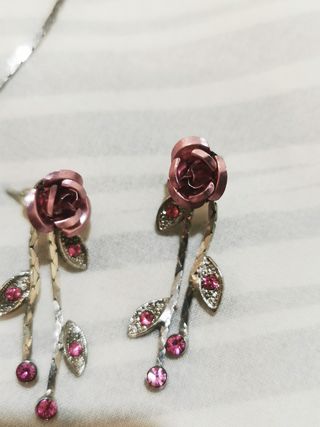 Conjunto collar y pendientes rosas