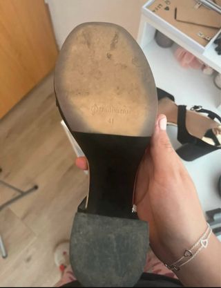 Tacones negros Stradivarius dorados