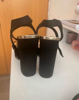 Tacones negros Stradivarius dorados