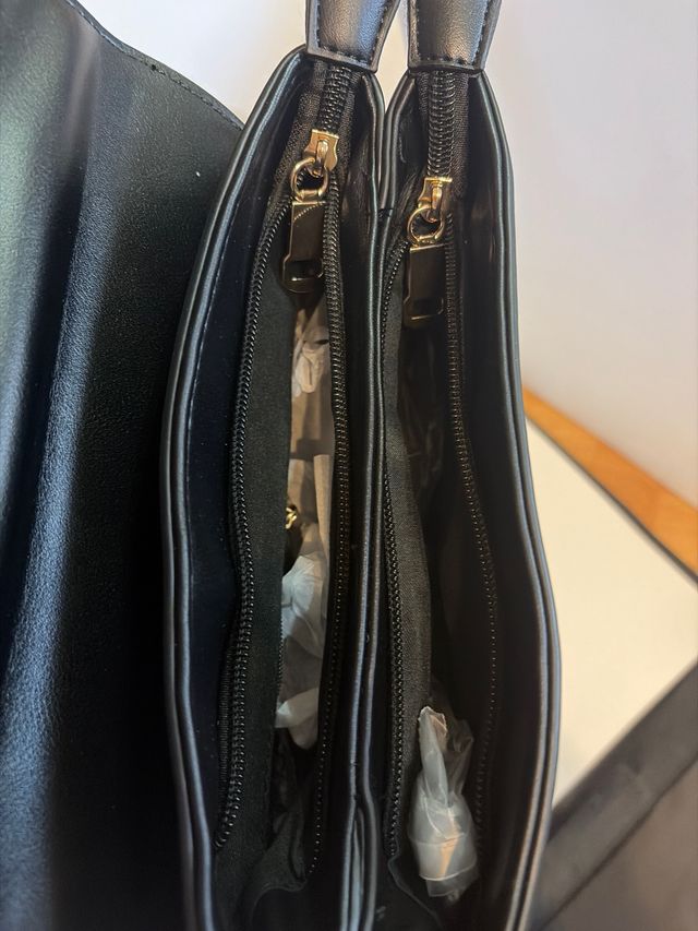 Bolso negro de mano con correa