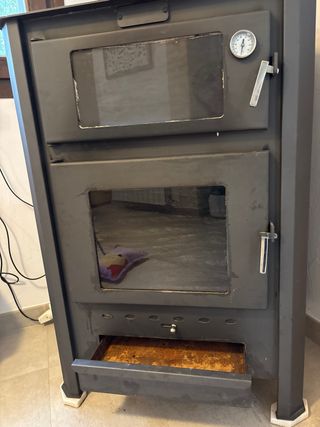 Estufa/horno de leña negra con termómetro